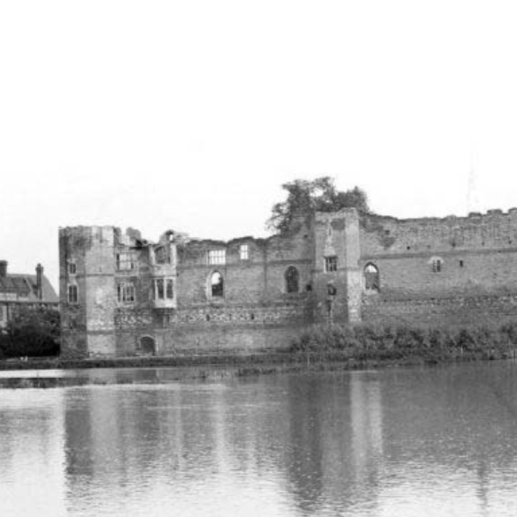 Black and White image of Newark Castle curtain wall in the 1930s with the river trent in frot